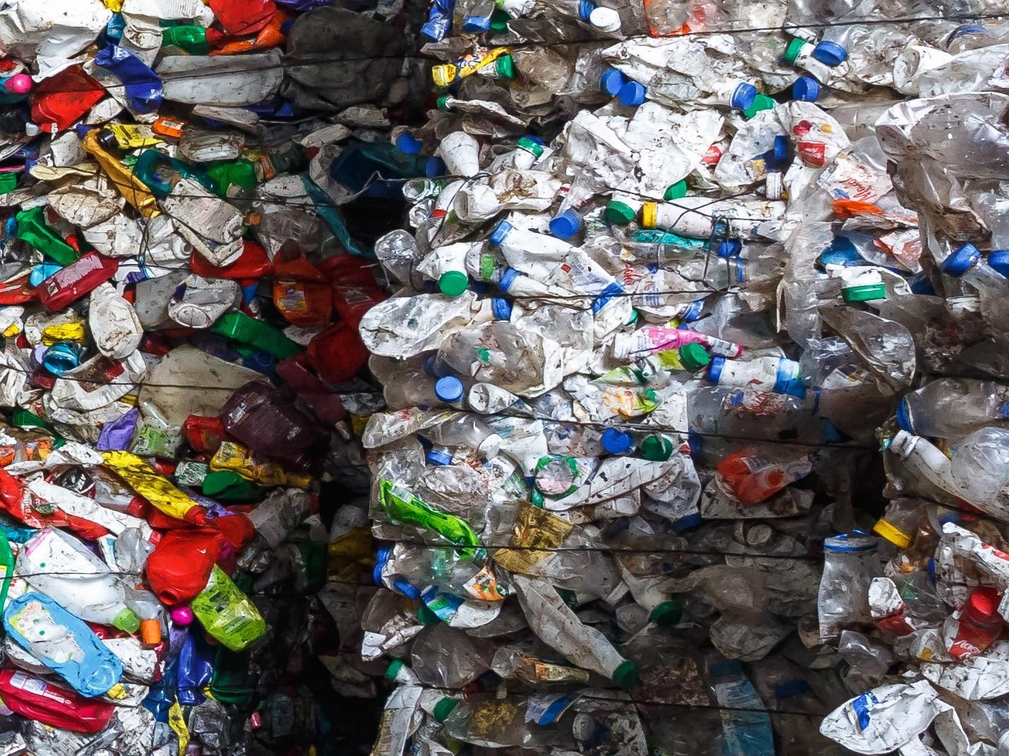 Disegno di legge sui processi di riciclaggio del Pet per imballaggi degli alimenti