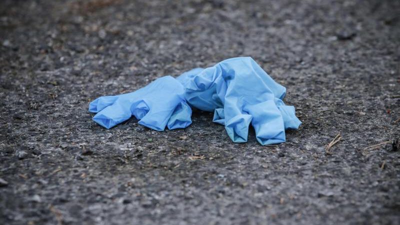 Mascherine e guanti gettati dalle auto: è allarme