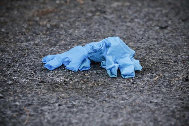 Mascherine e guanti gettati dalle auto: è allarme