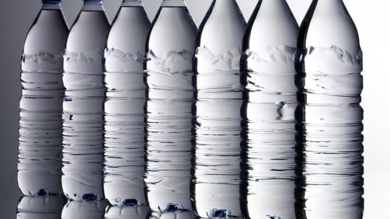 Finalmente anche in Italia sarà possibile produrre bottiglie in plastica 100% riciclata. Approvato l’emendamento Ferrazzi